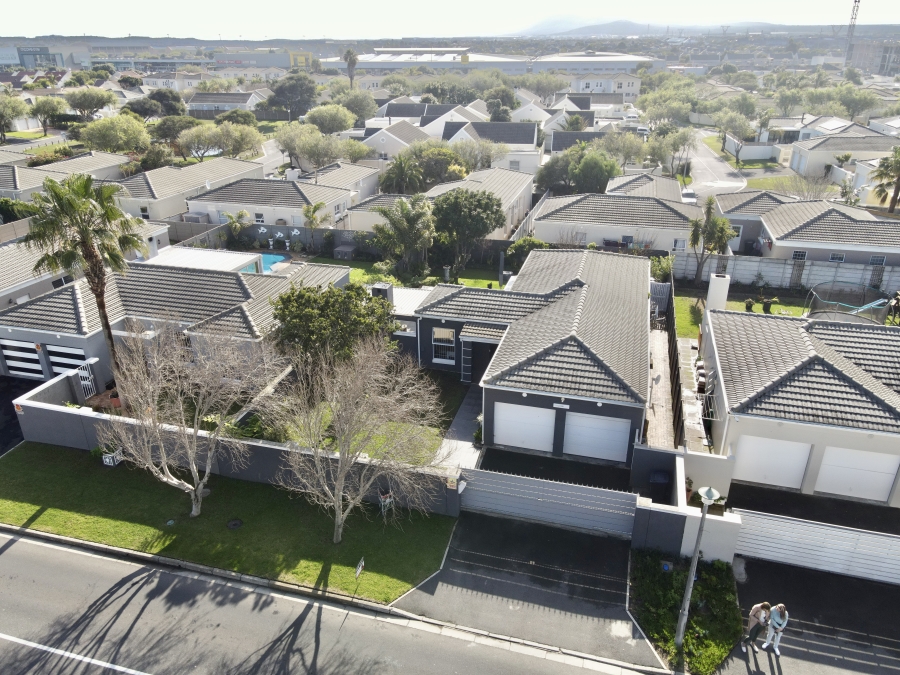 3 Bedroom Property for Sale in Sunningdale Western Cape